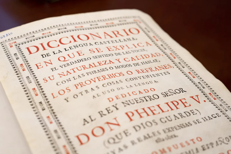 Portada del 'Diccionario de la lengua castellana en que se explica el verdadero sentido de las voces, su naturaleza y calidad con las frases o modos de hablar, los proverbios o refranes, y otras cosas convenientes al uso de la lengua'.