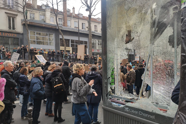 panneau publicitaire détruit