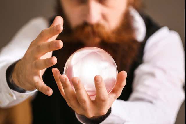 Un homme tient une boule de cristal