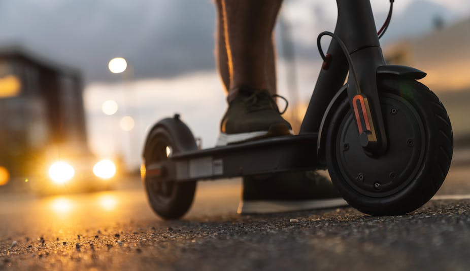 Détail de la roue avant d'une trottinette électrique