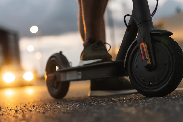 Détail de la roue avant d'une trottinette électrique