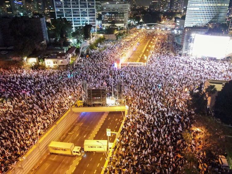 Thousand of people march in the night in the streets.