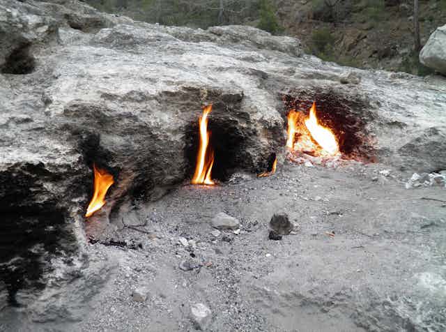 Fuegos eternos en el monte Quimera (Yanartas, Turquía)