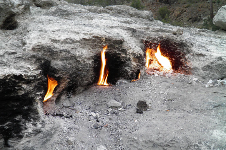 Fuegos eternos en el monte Quimera (Yanartas, Turquía)