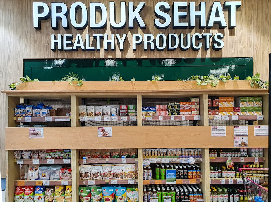 Produk makanan sehat dijajakan di supermarket.