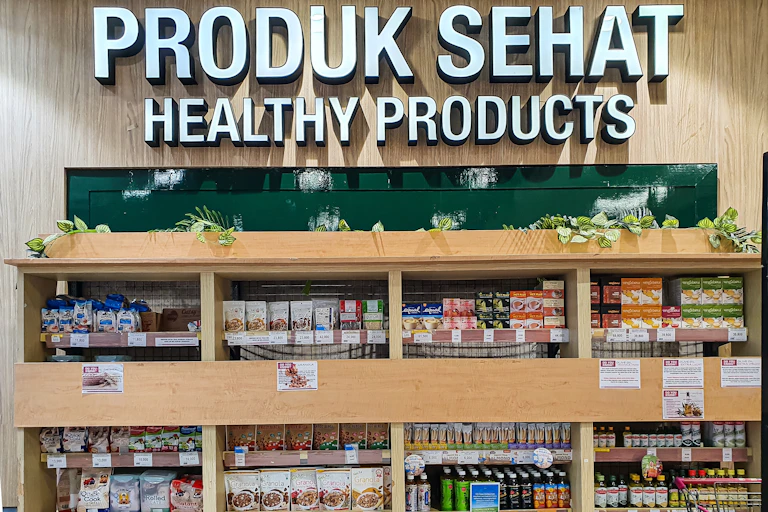 Produk makanan sehat dijajakan di supermarket.