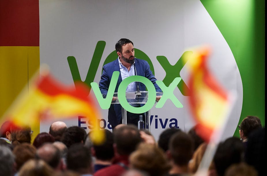 Santiago Abascal prononce un discours devant des militants de Vox. 