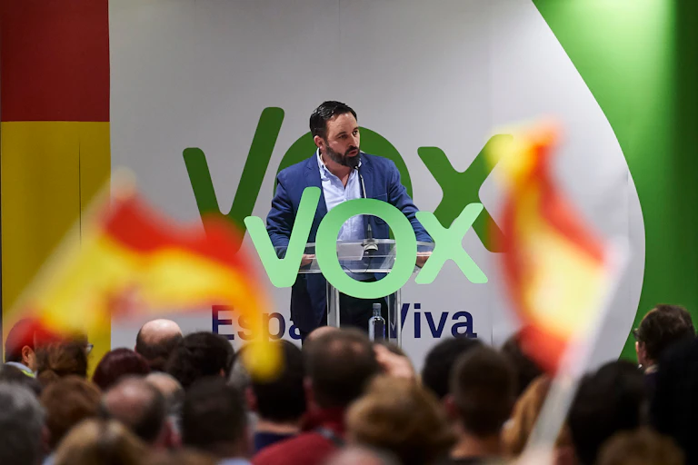Santiago Abascal prononce un discours devant des militants de Vox.