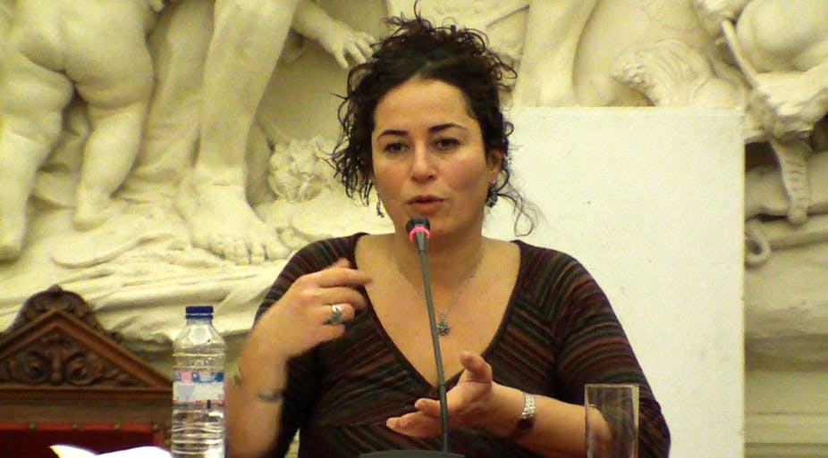 Pinar Selek s'exprimant pendant une conférence