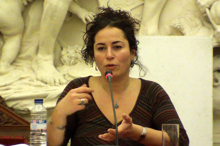 Pinar Selek s'exprimant pendant une conférence
