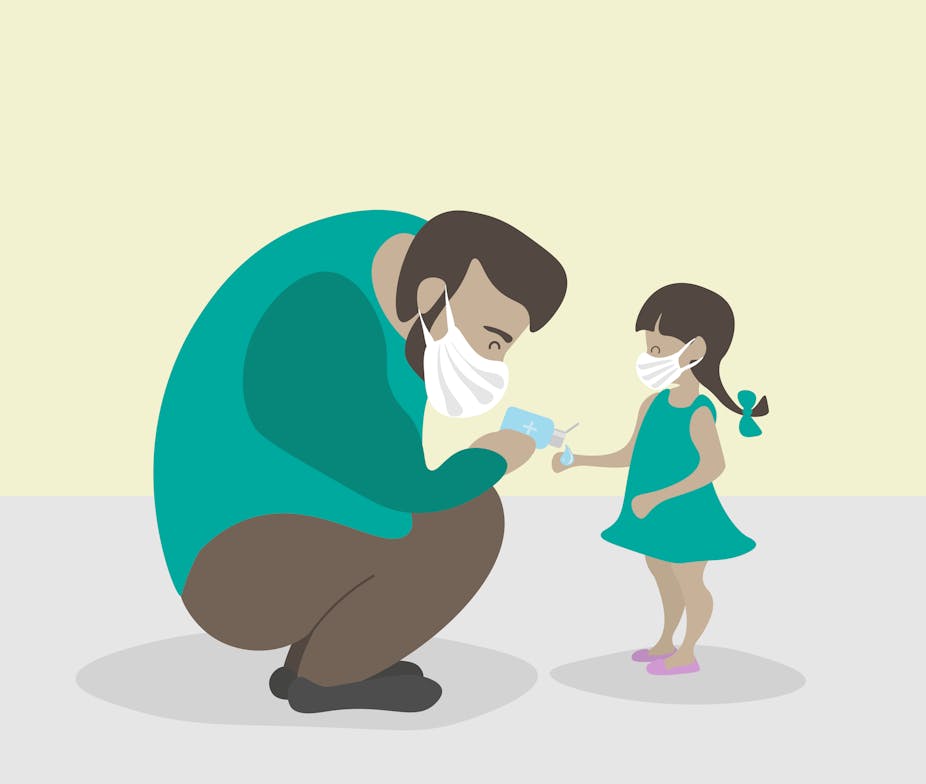 Illustration d'un père mettant du gel hydroalcoolique sur les mains de sa fille.