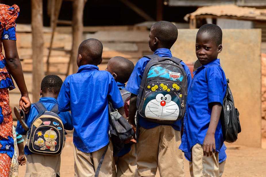 Des enfants en uniforme de l'école au Bénin.