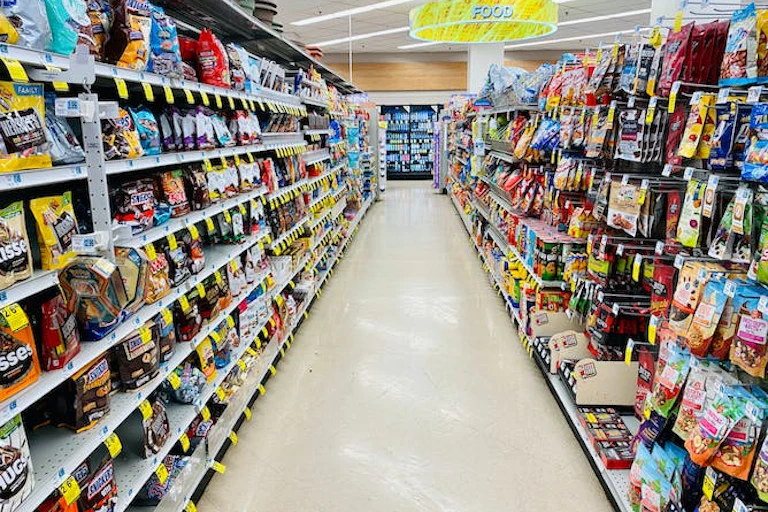 Un rayon de snacks dans une épicerie