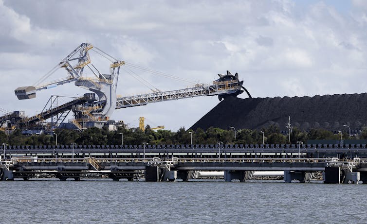 الفحم في أكوام في الميناء