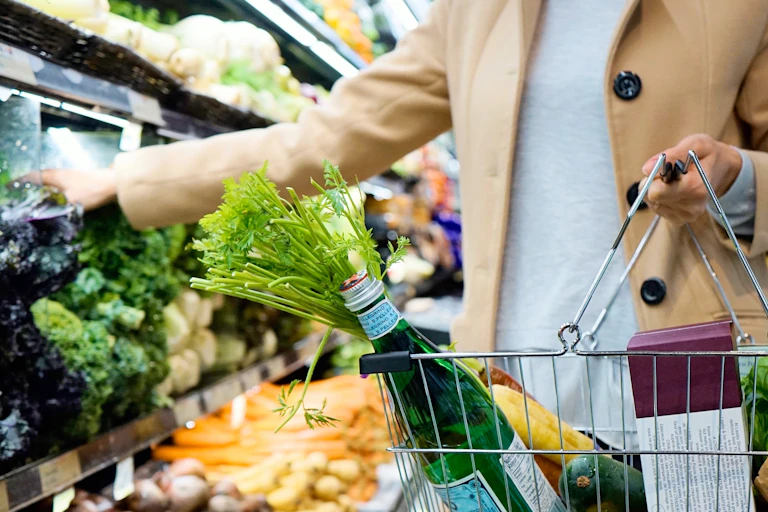 Femme en train de faire ses courses au rayon fruti et légume d'un supermarché