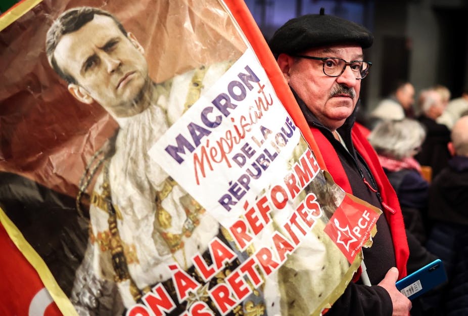 « Emmanuel Macron, méprisant de la République », peut-on lire sur la pancarte de ce militant du Parti communiste français qui manifestait contre la réforme des retraites à Toulouse, le 7 février 2023.