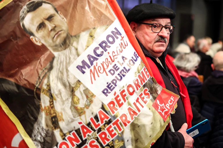 « Emmanuel Macron, méprisant de la République », peut-on lire sur la pancarte de ce militant du Parti communiste français qui manifestait contre la réforme des retraites à Toulouse, le 7 février 2023.