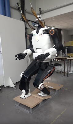 Un robot marche sur une plate-forme