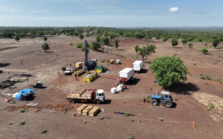 Extensión de tierra con maquinaria para perforar el terreno.