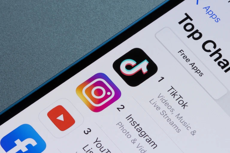 Téléphone avec Instagram et TikTok