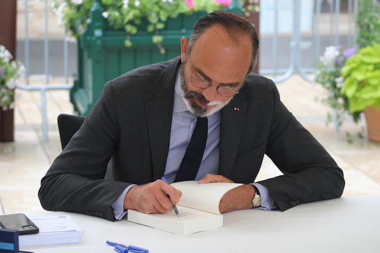 Photo d’Édouard Philippe en dédicace en juin 2021