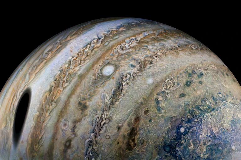 photo prise par la sonde Juno de l'atmosphère de Jupiter