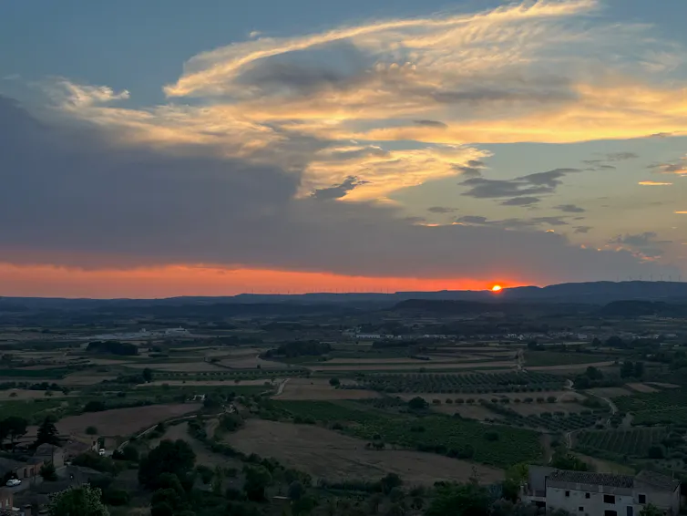 Amanecer en un paisaje rural.