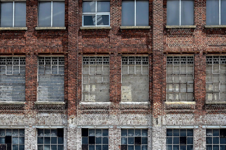 Une façade d'usine désaffectée à Tourcoing, dans le Nord