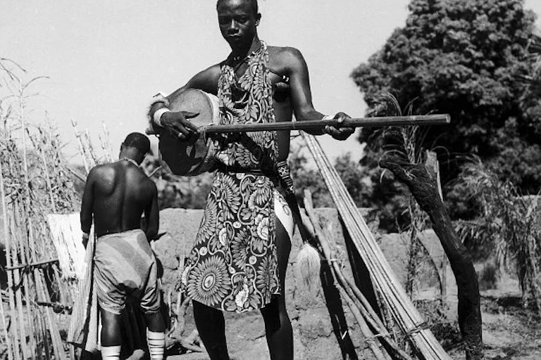 Un homme tenant une kora.