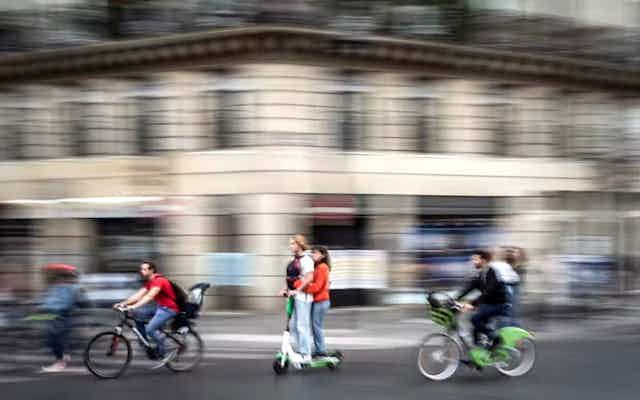 Des personnes à trottinette et à vélo à Paris en 2019