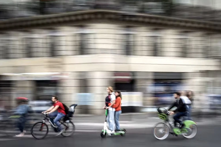 Des personnes à trottinette et à vélo à Paris en 2019