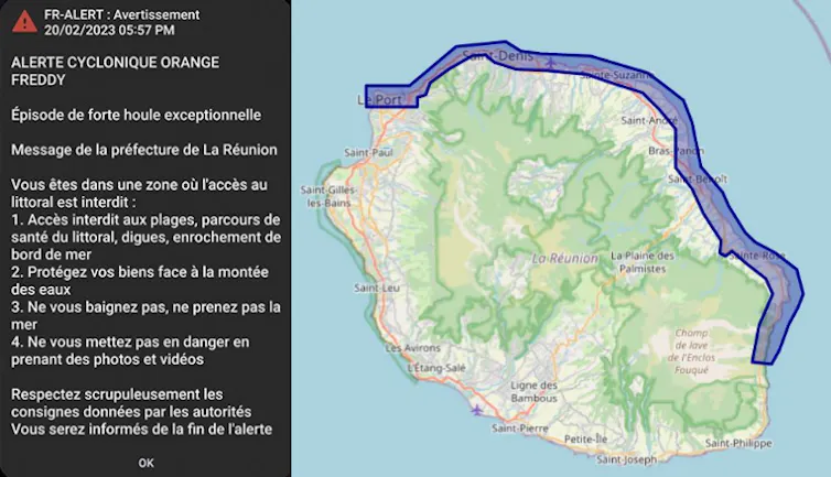 Collage de deux images, l'une est une copie-écrna de la notification reçue sur téléphone, l'autre est une carte de la Réunion, la zone de diffusion étant tout le littoral de la moitié nord est.