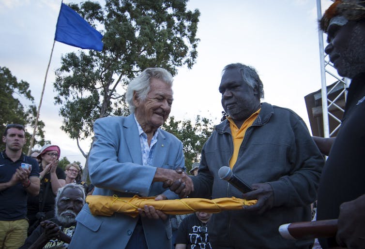 Yunupiŋu with Bob Hawke.