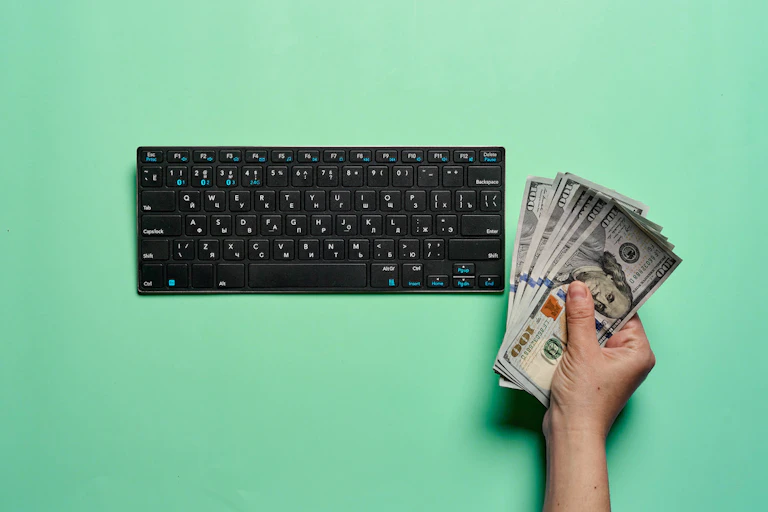 Clavier d'ordinateur et billets.