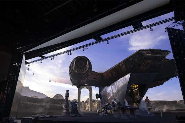 Rodaje de una escena de una nave espacial rodeada de pantallas en el interior de un estudio.