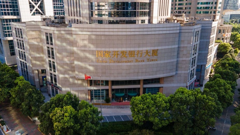 La facade d'un immeuble portant la mention China Development Bank Tower.