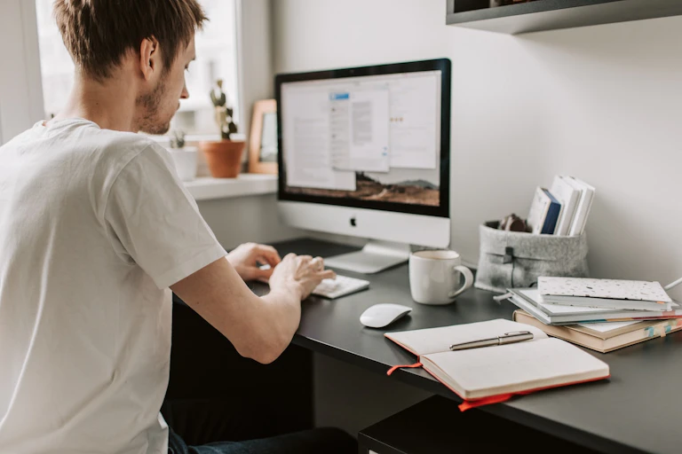 Homme en télétravail.