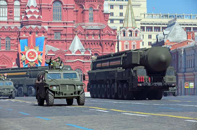 Coches militares y misiles sobre carros avanzan por una calle de Moscú.