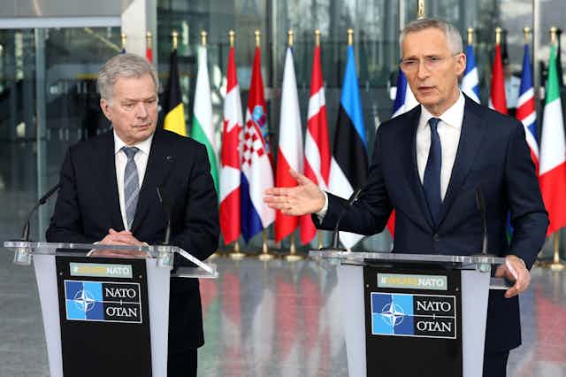 El jefe de la OTAN, Jens Stoltenberg, con el presidente de Finlandia, Sauli Niinisto.