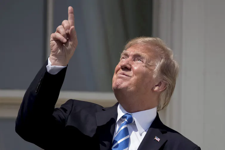 Trump pointe le soleil
