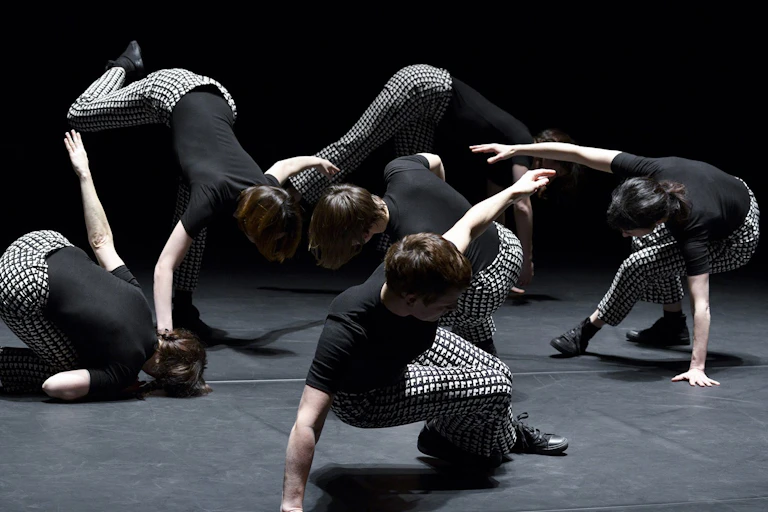 Danseurs qui présentent une chorégraphie