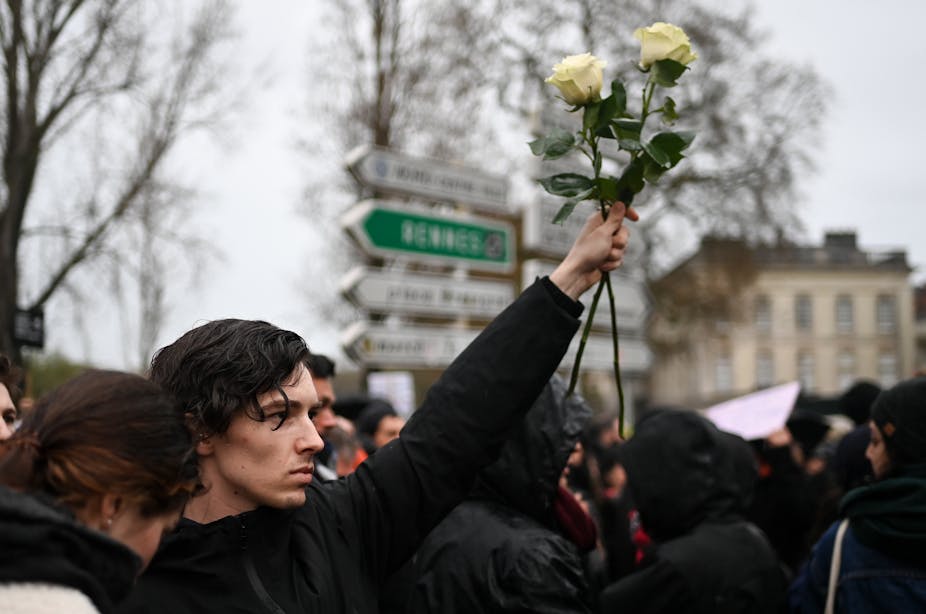 Un manifestant rend hommage à deux personnes en situation critique après les violences des affrontements entre manifestants et forces de l'ordre durant les mobilisations de Sainte-Soline le 25 mars. Nantes, le 30 mars 2023.