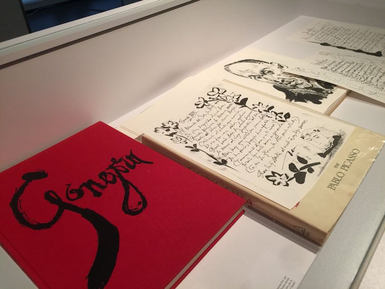 Un mostrador con libros y poemas manuscritos de Picasso.