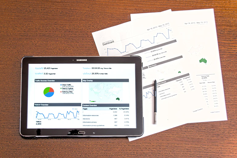 Ordinateur affichant de l'information financière
