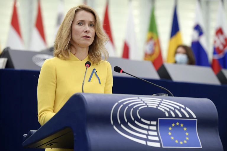 La première ministre estonienne Kaja Kallas au pupitre du Parlement européen, avec un ruban bleu et jaune sur sa robe