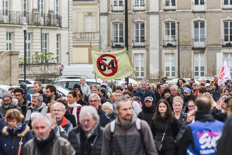 Personas caminando en una manifestación.