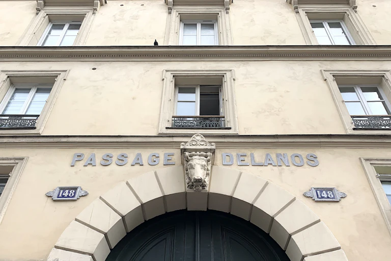 Une tête de vache ornant un passage parisien du Xe arrondissement