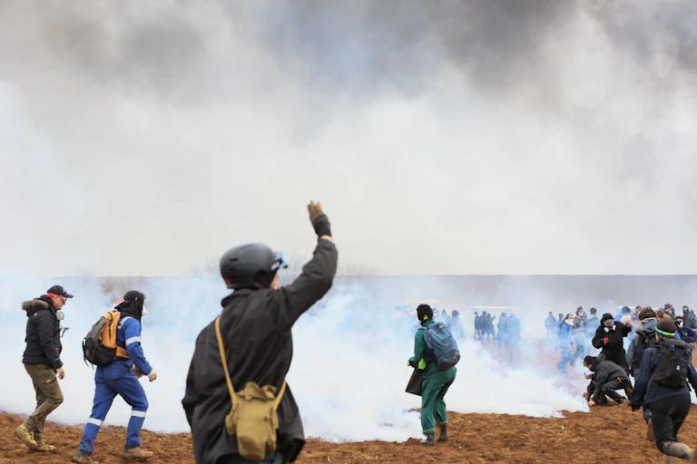militants dans un champ dans la fumée