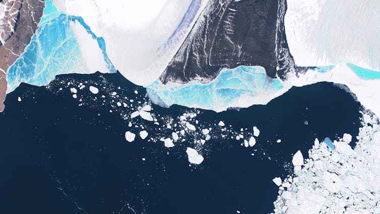 Una imagen de satélite que muestra bloques de hielo flotando en el océano.