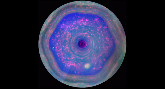 L'hexagone au pôle nord d ela planète Saturne en couleurs contrastées